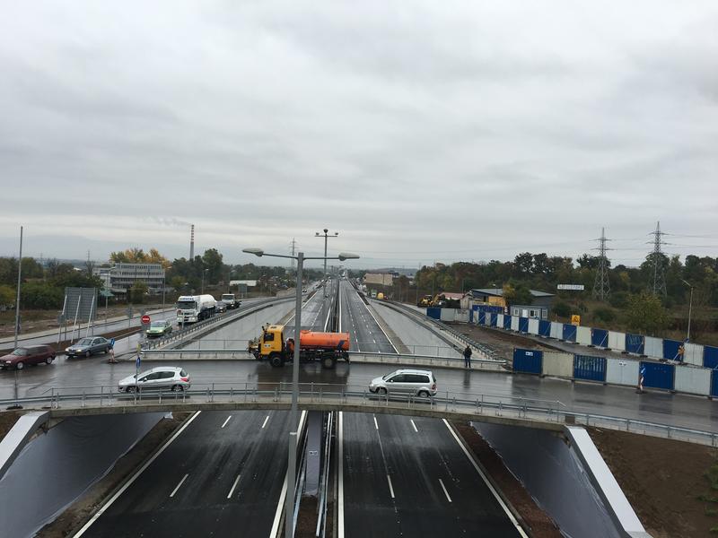 В присъствието на премиера Бойко Борисов  и министрите Лиляна Павлова и Петър Москов бе пуснато движението по Участък 1 от Западната дъга на София и новият пътен възел „Сливница“ - 1