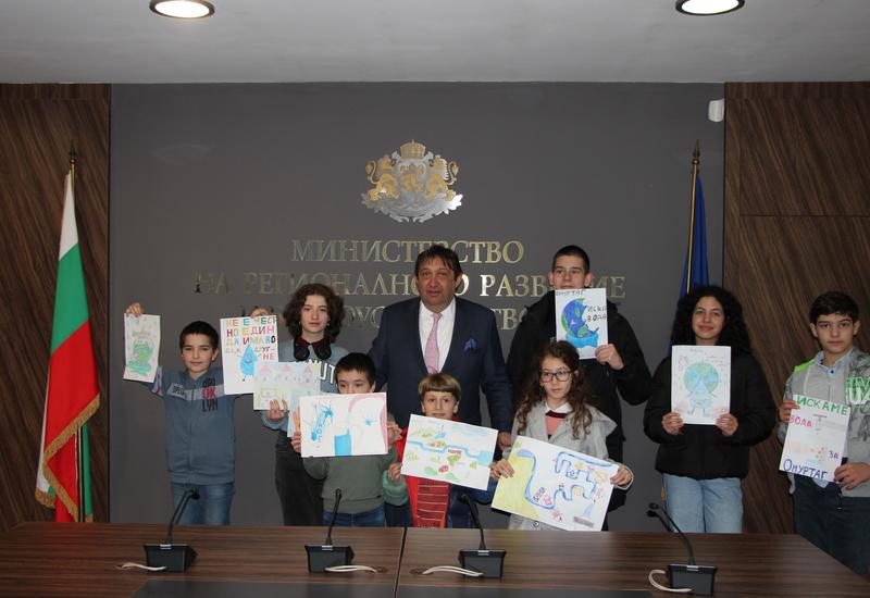Деца от безводния Омуртаг подариха свои рисунки на министър Шишков - 5