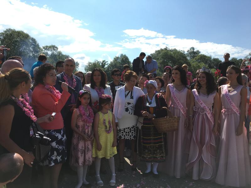  Министър Лиляна Павлова се включи в ритуала „розобер“ в розовите полетата край Казанлък  - 13