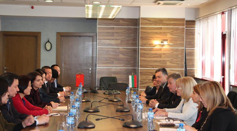Министър Аврамова: Политическият диалог между България и Китай трябва да има практическо измерение чрез засилването на икономическите връзки между двете страни - 1