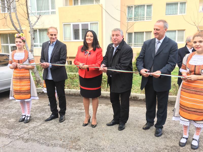  Министър Лиляна Павлова откри четири санирани блока в Кюстендил - 3
