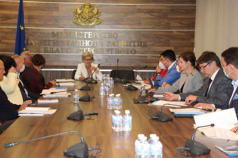 Продължаването на програмата за саниране обсъди министър Комитова с ръководството на НСОРБ