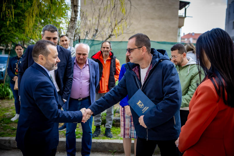 Министър Николай Найденов и кметът на Пазарджик Петър Куленски откриха първия саниран блок по Плана за възстановяване и устойчивост в града - 4