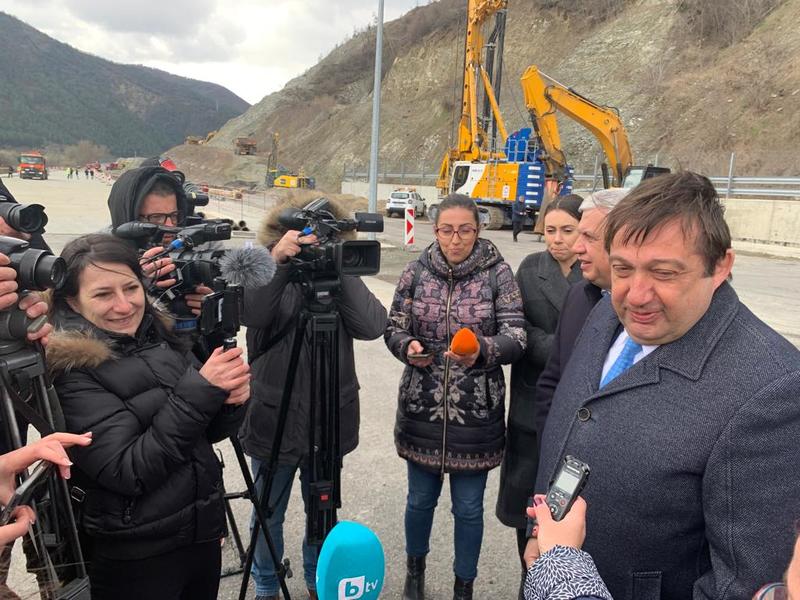 Министър Шишков: Започва укрепването на свлачището преди тунел „Железница” на АМ „Струма” - 8