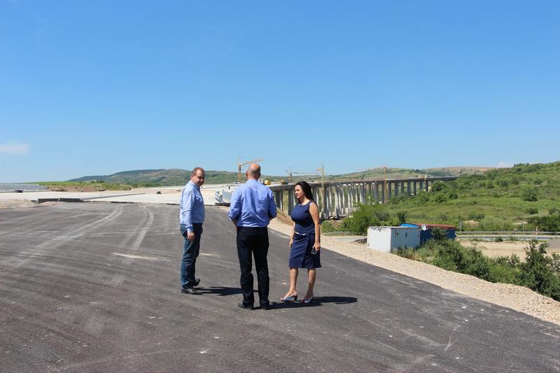 Министър Павлова инспектира напредъка в строителните дейности по ЛОТ 2 на АМ „Струма“