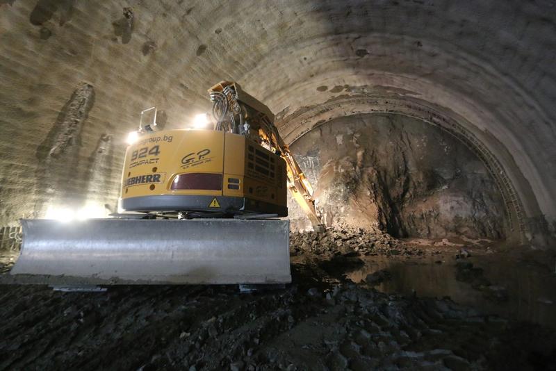 Министър Петя Аврамова и председателят на АПИ Георги Терзийски ще проверят напредъка при изграждането на тунел „Железница“ на АМ „Струма“ (видео) - 4