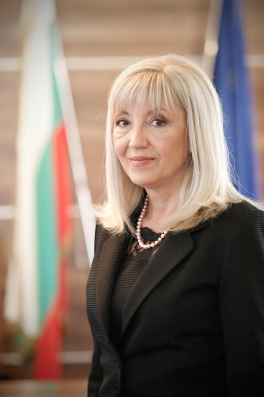 Министър Аврамова ще посети свлачището в село Мламолово