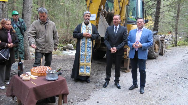 Заместник-министър Николай Нанков и кметът на Банско Георги Икономов направиха първа копка на нов довеждащ водопровод - 2