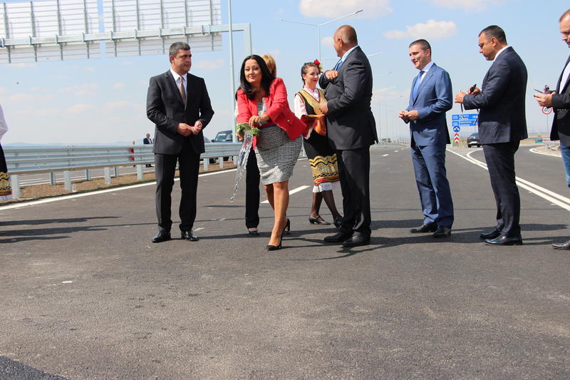 Министър Лиляна Павлова: Извеждаме тежкия транзитен трафик извън столицата - 15