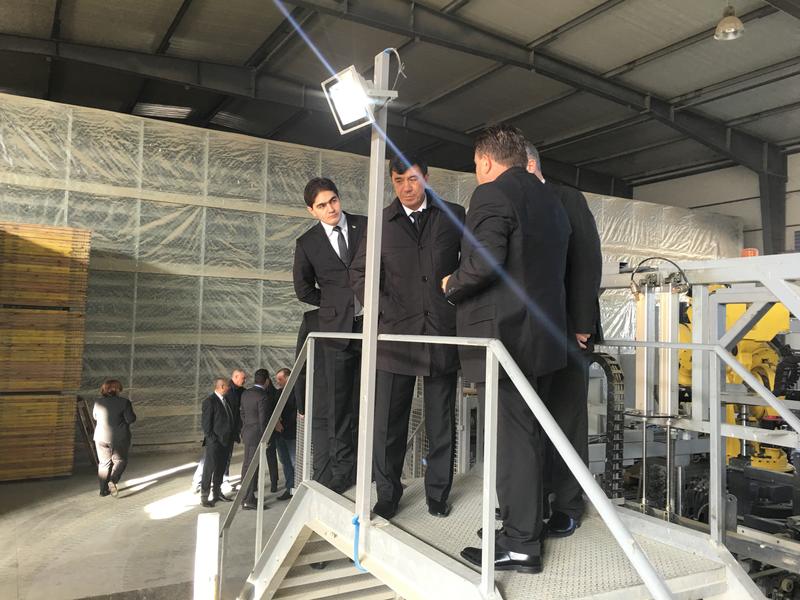  Министър Павлова и заместник-председателят на Кабинета на министрите на Туркменистан Шамухаммет Дурдылыев се запознаха с възможностите за производство на елементи за строителството - 5