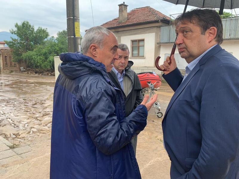 Министър Шишков: Регионалното министерство ще помогне на наводнените населени места в община Карлово