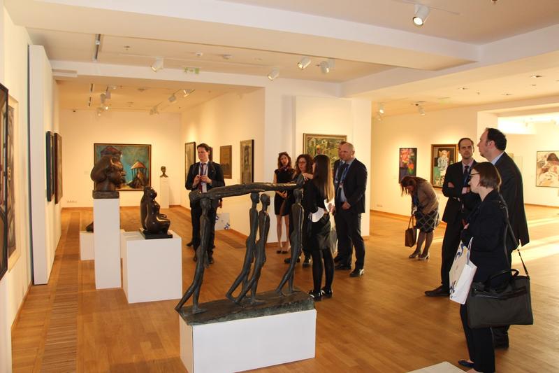Генералните директори, отговорни за териториалното сближаване и за градските въпроси в ЕС разгледаха Национална галерия „Квадрат 500“ . Те се възхитиха на творчеството на българските творци и да се докоснаха до българската култура.