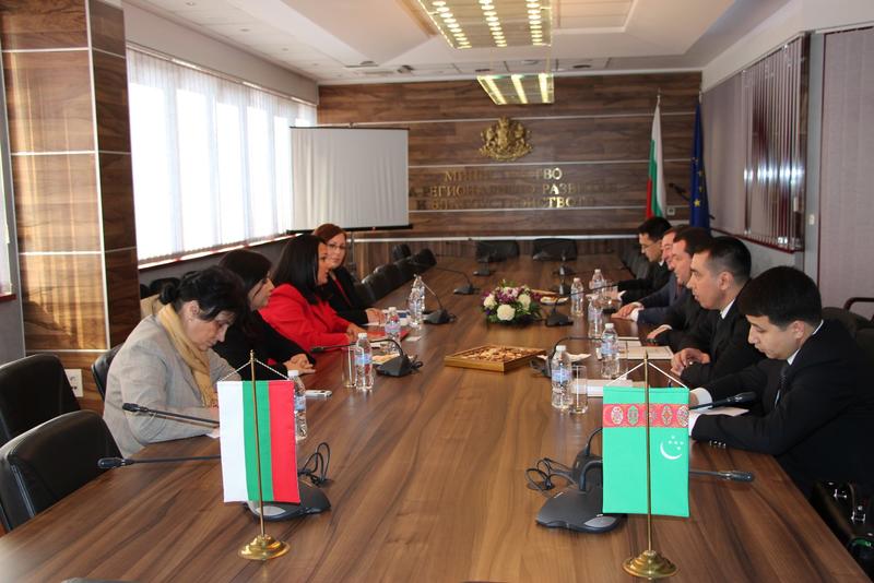Министър Павлова дискутира с министър Шерипов сътрудничеството между България и Туркменистан в областта на строителството - 2