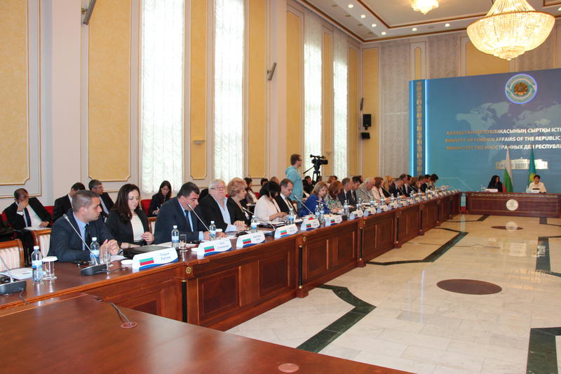  Лиляна Павлова: Провеждането на заседание на Междуправителствената комисия е от особена важност за развиването на търговско-икономическите отношения между България и Казахстан - 16