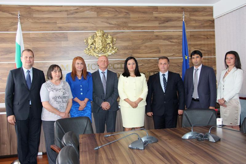 В МРРБ бяха сключени първите договори за предоставяне на безвъзмездна финансова помощ със средства от фонд „Солидарност“ на ЕС във връзка с бедствията в периода 19-23 юни 2014 г.