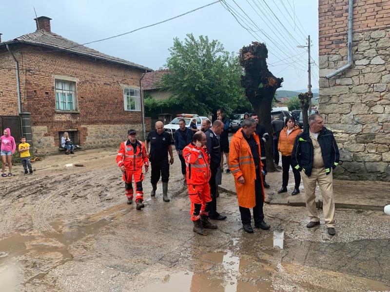 Министър Шишков: Регионалното министерство ще помогне на наводнените населени места в община Карлово - 10