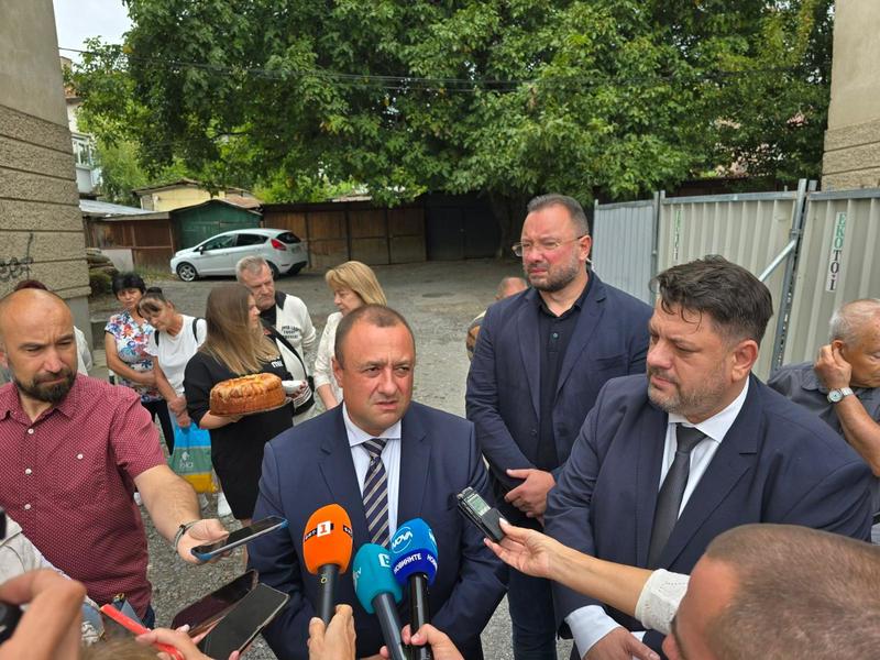 Minister Ivanov and Deputy Prime Minister Zafirov launched the renovation of buildings in Shumen - 4