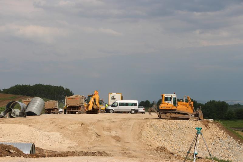 Министър Павлова и председателят на АПИ инж. Лазар Лазаров инспектираха изграждането на пътен възел „Белокопитово“ - 4