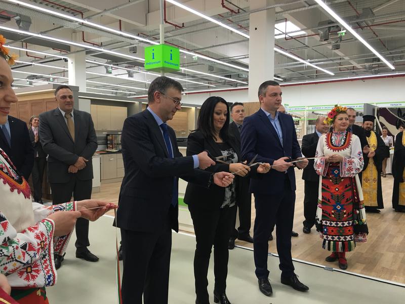  Министър Павлова присъства на откриването на търговски обект за строителни материали - 3