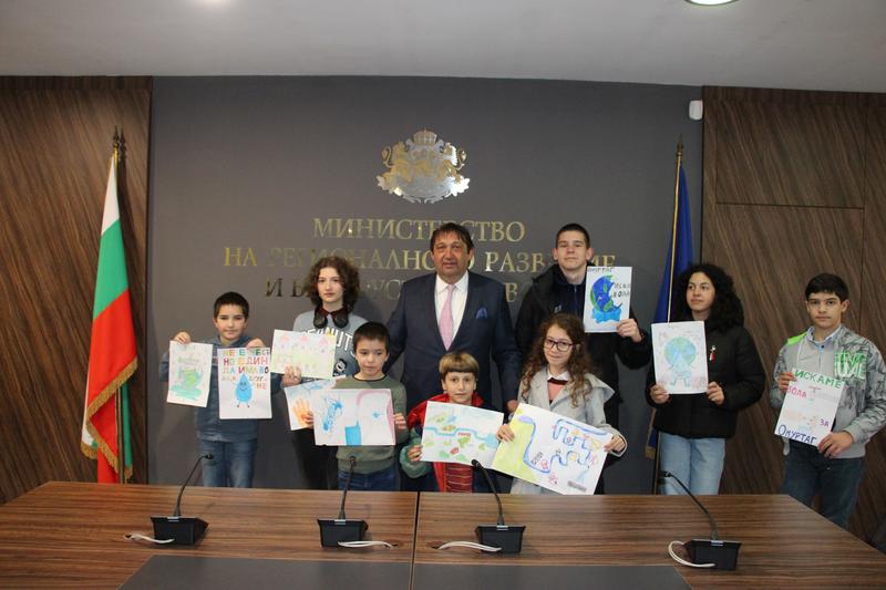 Деца от безводния Омуртаг подариха свои рисунки на министър Шишков