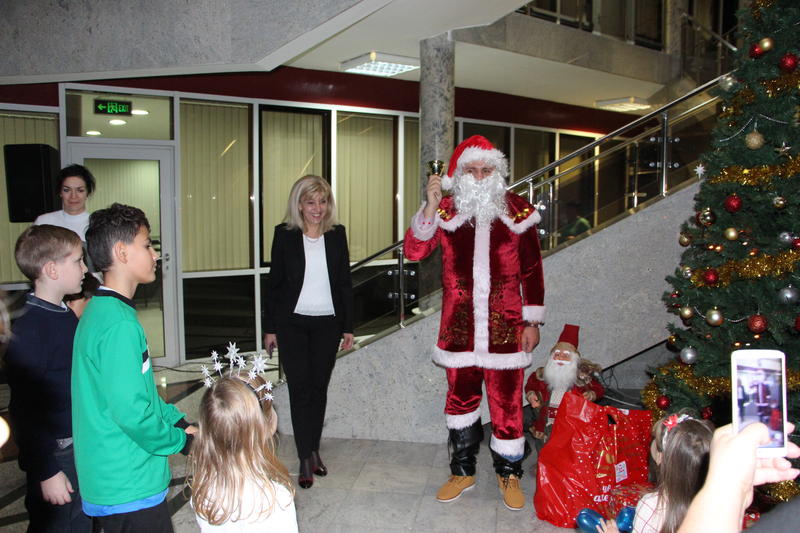 Министър Петя Аврамова поздрави деца на служители на МРРБ за предстоящите коледни празници - 1