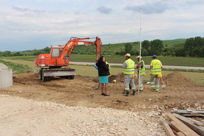  Министър Павлова и председателят на АПИ инж. Лазар Лазаров инспектираха изграждането на пътен възел „Белокопитово“ - 1
