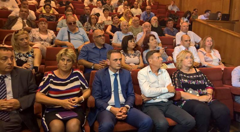 Министър Нанков: От следващата седмица до 15 септември се ограничава движението на тирове по всички магистрали (презентация) - 1