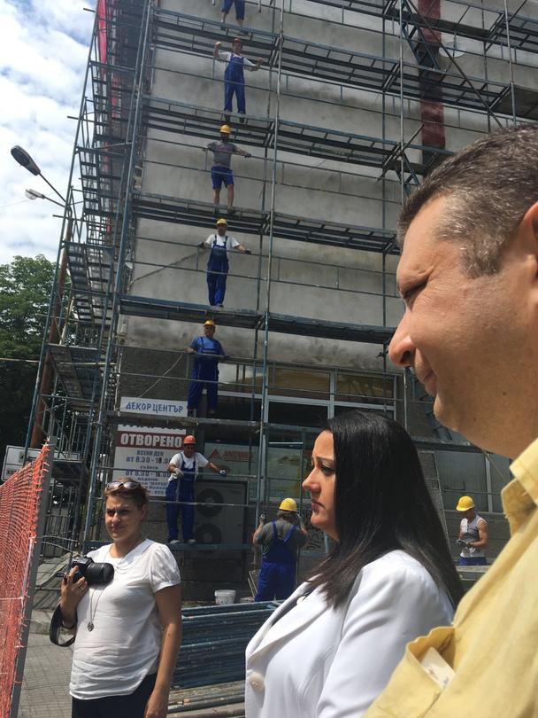 Министър Павлова провери хода на изпълнението на строително-ремонтни дейности по обновявани сгради по Националната програма за енергийна ефективност в Габрово  