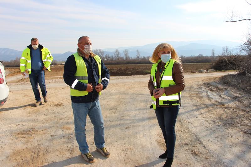 Министър Аврамова инспектира строителството на лот 1 от пътя Мездра – Ботевград