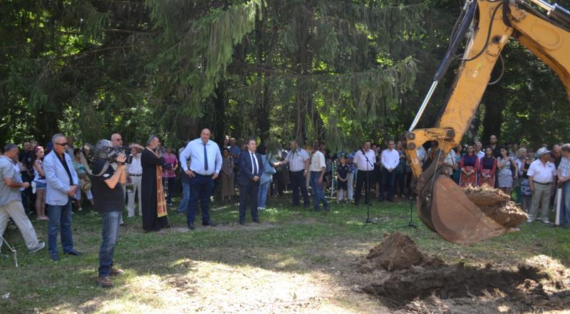 Зам.-министър Валентин Йовев и кметът на община Котел Коста Каранашев направиха първа копка за строежа на пречиствателна станция за питейни води