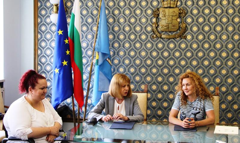 Кметът Йорданка Фандъкова и зам.-министър Деница Николова подписаха договор за реконструкция на сграда за кризисен център в София - 1
