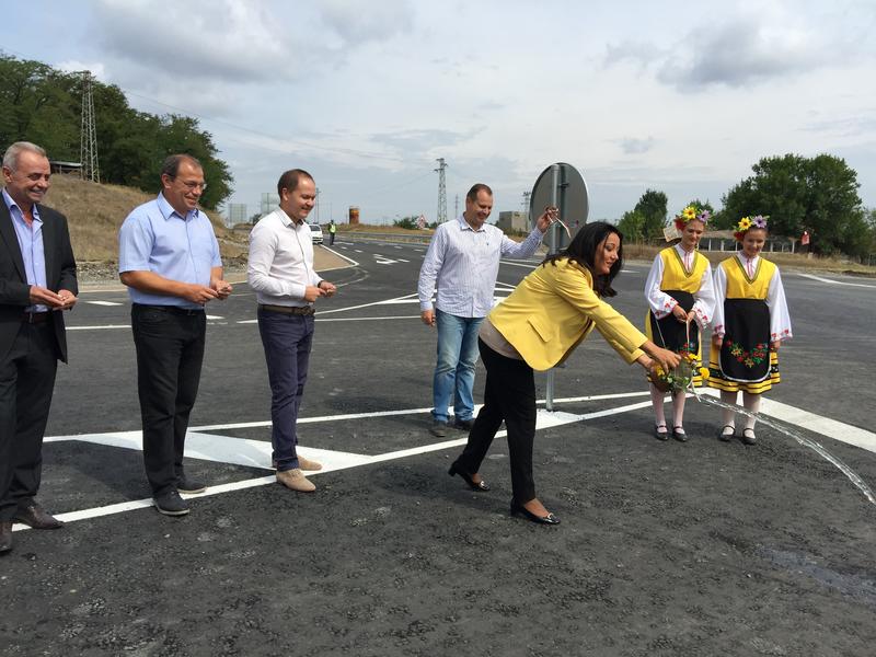 Министър Лиляна Павлова откри рехабилитирания обходен път на Елхово