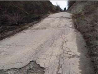 Пукнатини в асфалтовата настилка на общински път MON3137