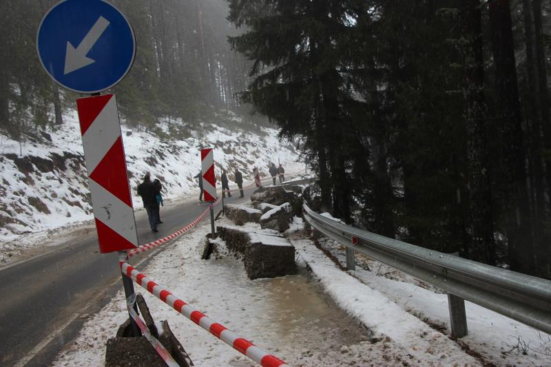  Министър Павлова: До края на март трябва да е готов проект за трайно укрепване на свлачището по пътя Батак-Доспат - 1