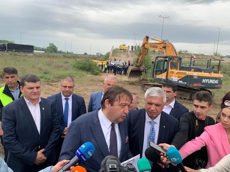 Министър Шишков: Доизграждането на пътен възел „Кресна“ не предопределя трасето на АМ „Струма“, но прави процеса по завършването ѝ необратим - 6