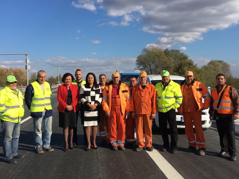В присъствието на министрите Лиляна Павлова и Ивелина Василева бе пуснат за движение мостът над река Стряма по АМ „Тракия“