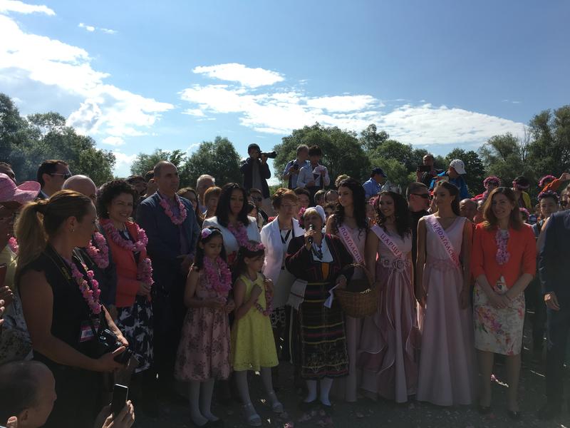  Министър Лиляна Павлова се включи в ритуала „розобер“ в розовите полетата край Казанлък  - 15