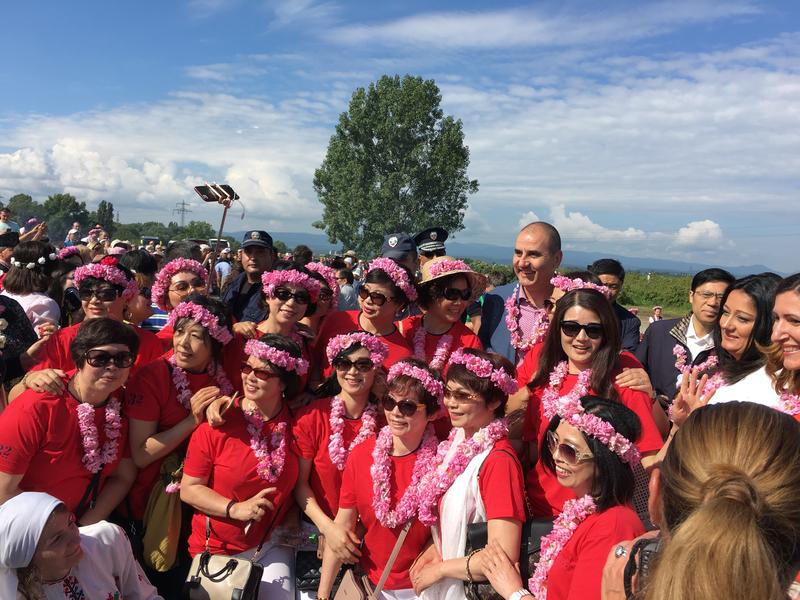  Министър Лиляна Павлова се включи в ритуала „розобер“ в розовите полетата край Казанлък  - 4