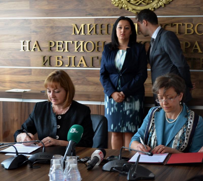 Министър Павлова: Фонд ФЛАГ е предоставил финансиране в размер на 1 млрд. лв. за над 800 общински проекта