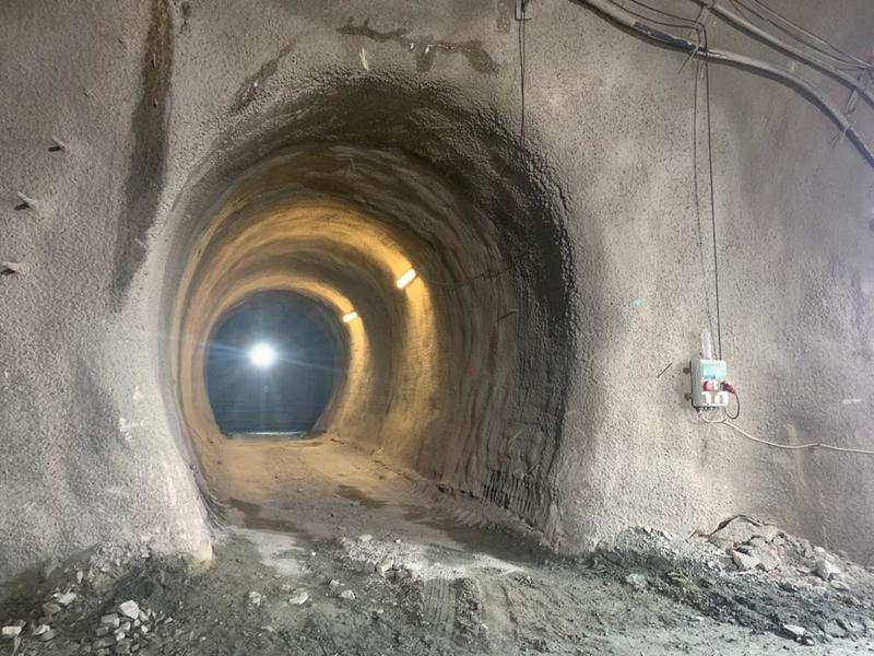 Министър Петя Аврамова инспектира изграждането на най-дългия пътен тунел в България (видео) - 1