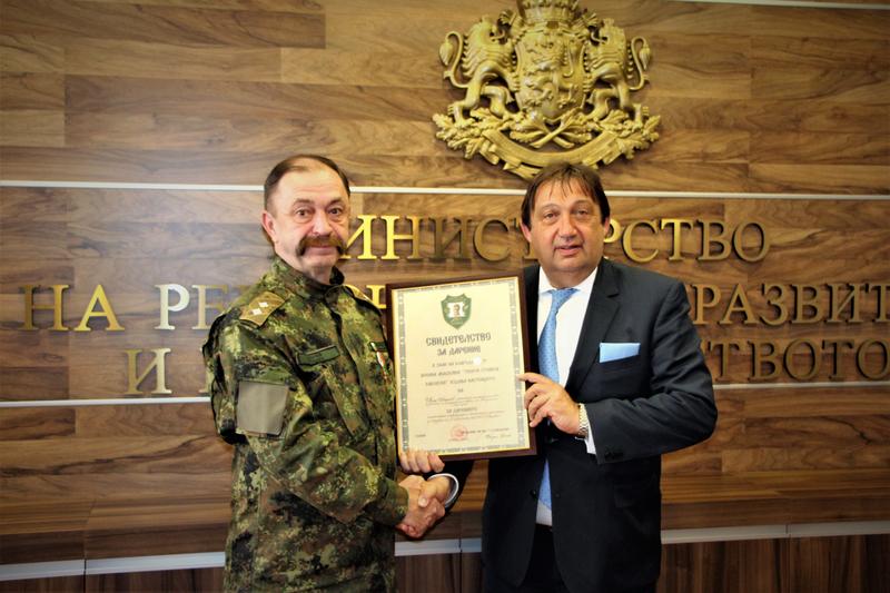 Министър Шишков получи Свидетелство за дарение от началника на Военна академия „Г.С. Раковски“ ген. Дочев