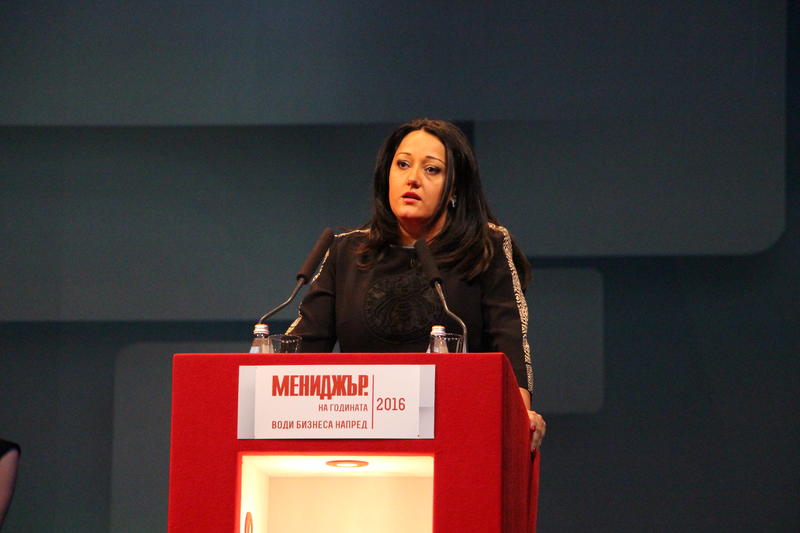 Министър Павлова връчи наградата за млад мениджър в конкурса на сп. „Мениджър”