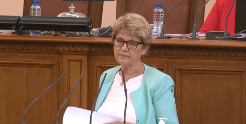Министър Комитова: Категорично не съм спирала и няма да спирам никакво строителство на пътища
