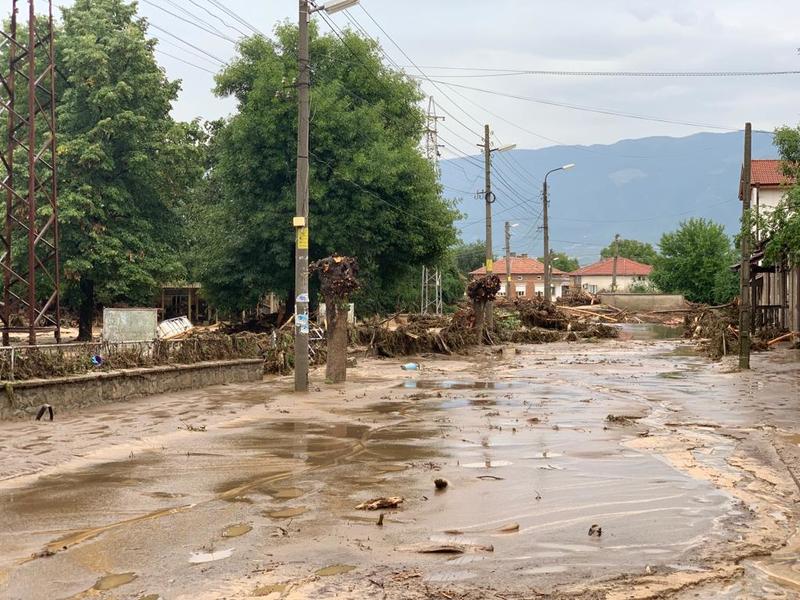 Министър Шишков: Регионалното министерство ще помогне на наводнените населени места в община Карлово - 13