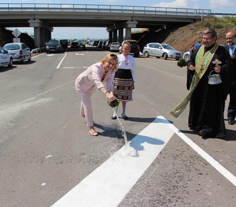 Министър Терзиева  пусна движението по новия пътен възел на АМ „Тракия”  