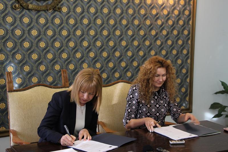 Зам.-министър Николова и кметът на София Йорданка Фандъкова подписаха договор за изграждането на нови центрове за подкрепа и грижа за възрастни и хора с увреждания - 1
