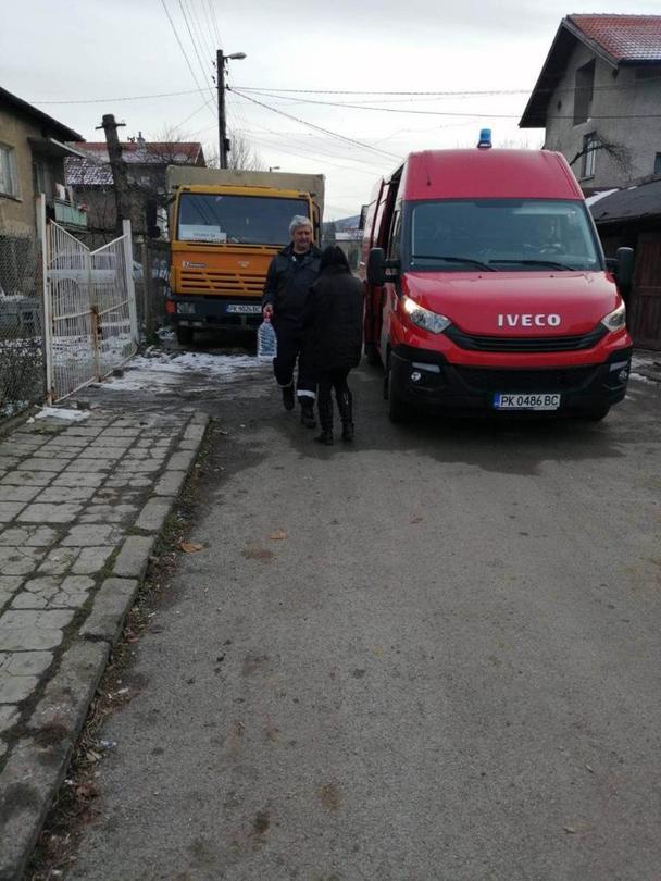 Раздаване на минерална вода на жителите на кв.