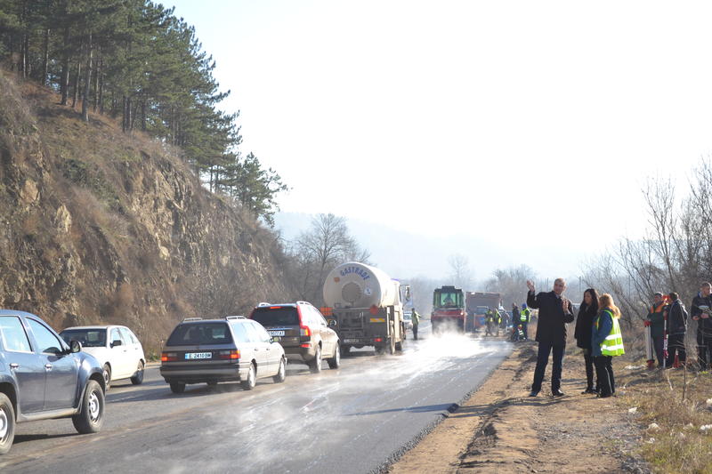 Министър Павлова и екип от експерти търсят решение на пътния проблем при Мурсалево - 4