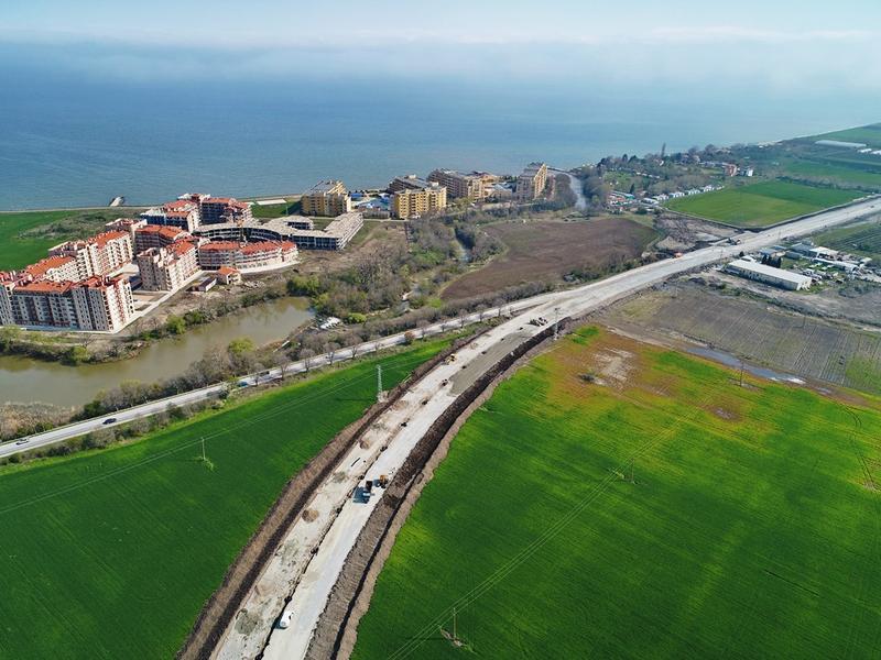 Почиващите на Южното Черноморие пътуват по четирилентов път в участъка между Поморие и Ахелой - 14