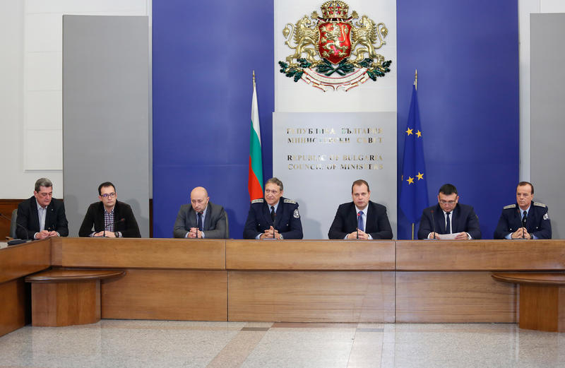 Екипи на АПИ, ИА „Автомобилна администрация“ и пътноподдържащите фирми ще подпомагат органите на МВР в регулиране на трафика през почивните дни по пътищата в страната